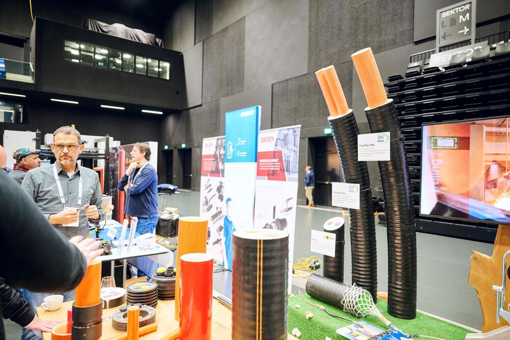 Austausch an einem Ausstellungsstand.